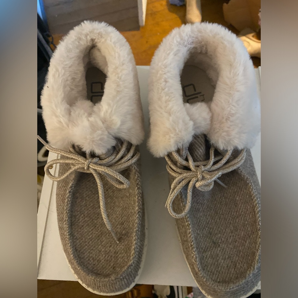 Size 9 Women’s Hey Dude Wendy Warmth Shoes